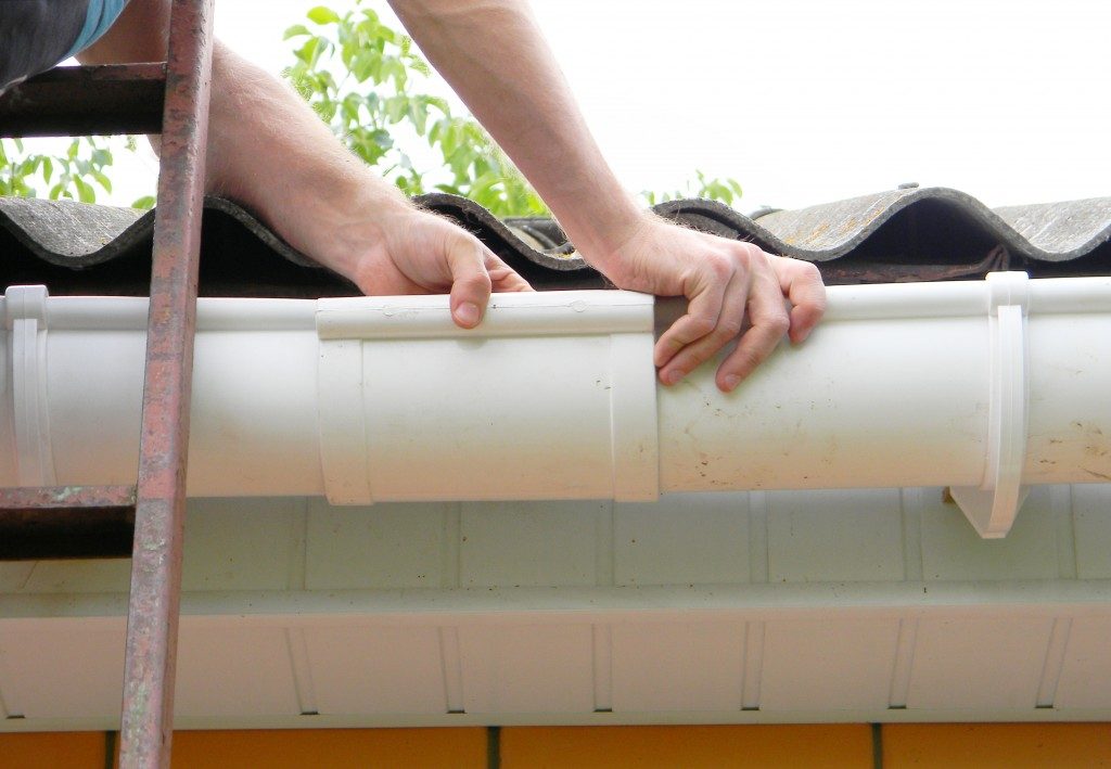 fixing roof gutter